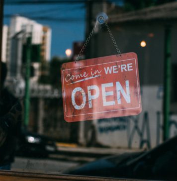 Vitrine de magasin avec le panneau OPEN